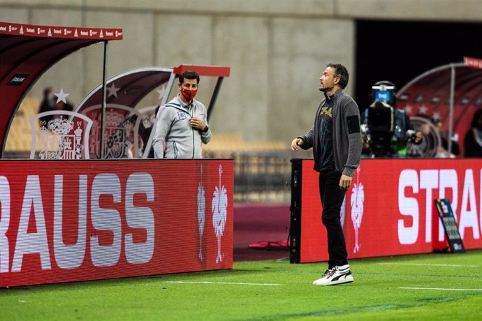 Luis Enrique se dirige a su banquillo durante el España- Alemania de la Liga de Naciones