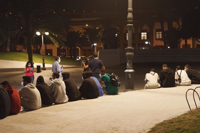 Desalojan a unos 200 migrantes del muelle de Arguineguín (Gran Canaria)