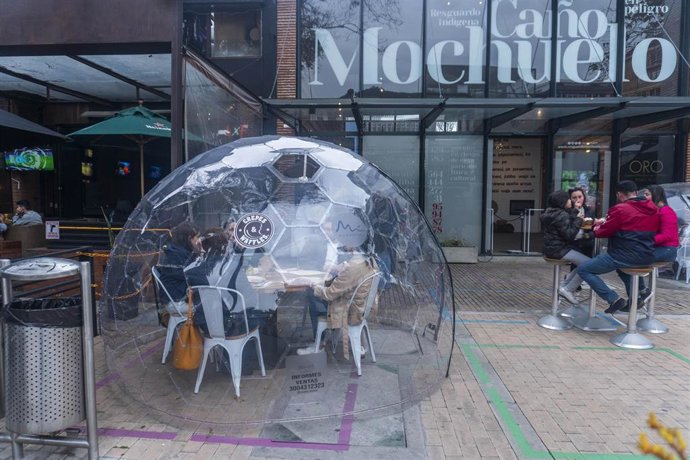 Personas comiendo en un restaurante de Bogotá en plena pandemia del coronavirus.