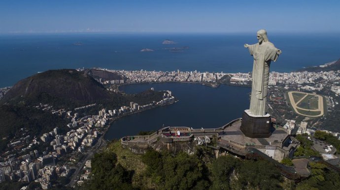 09 August 2020, Brazil, Rio de Janeiro: A general view of the statue of Christ the Redeemer, the main tourist spot in Rio de Janeiro, which continues to be closed to visitors since the end of March 2020 amid the devastating coronavirus pandemic, to whic