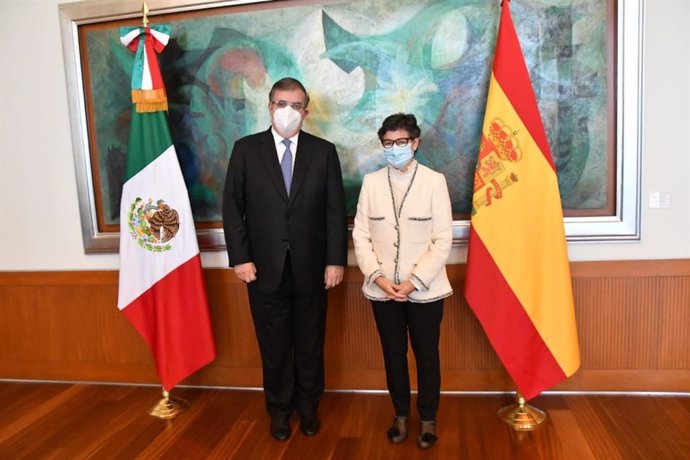 El ministro de Asuntos Exteriores de México, Marcelo Ebrard, y su homóloga española, Arancha González Laya.