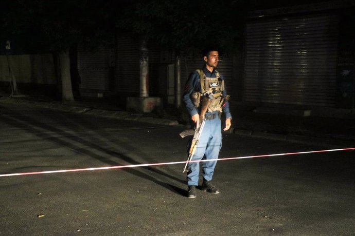 Un miembro de las fuerzas de seguridad de Afganistán custodia una zona en la que tuvo lugar una explosión el pasado mes de junio en Kabul, la capital del país.