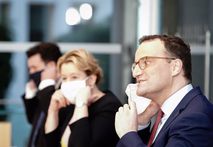 El ministro de Sanidad de Alemania, Jens Spahn, junto a la ministra de Familia, Franziska Giffey, y al ministro de Trabajo y Asuntos Sociales, Hubertus Heil, en una comparecencia en Berlín