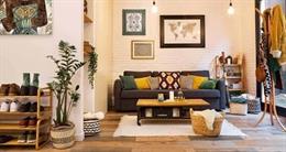 Salón acogedor ordenado con productos Compactor