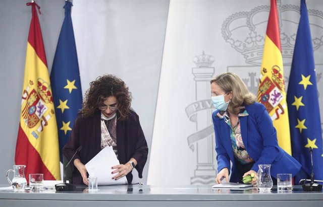 (I-D) La ministra Portavoz y de Hacienda, María Jesús Montero, y la vicepresidenta y ministra de Asuntos Económicos y Digitalización, Nadia Calviño, comparecen en rueda de prensa posterior al Consejo de ministros en Moncloa, Madrid (España), a 17 de novie