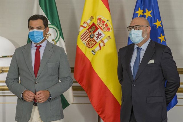 El presidente de la Junta de Andalucía, Juanma Moreno (i), durante la reunión con el portavoz del grupo parlamentario Vox, Alejandro Hernández (d). En Sevilla (Andalucía, España), a 02 de septiembre de 2020.