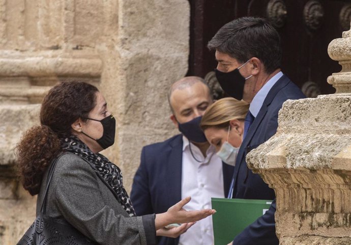 La portavoz de Adelante Andalucía, Inmaculada Nieto (i) conversa con el vicepresidente de la Junta, Juan Marín (d), antes del inicio de la sesión de control al gobierno del Pleno del Parlamento de Andalucía (Foto de archivo).