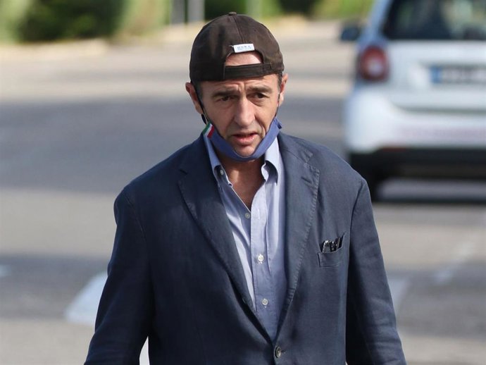 Alessandro Lequio, elegante pero informal con camisa, americana, y su característica gorra del revés en homenaje a su hijo Aless