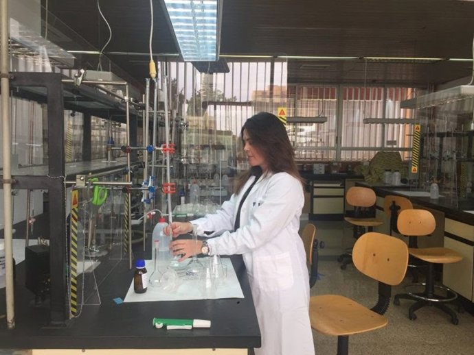 La investigadora María Cruz López en el laboratorio
