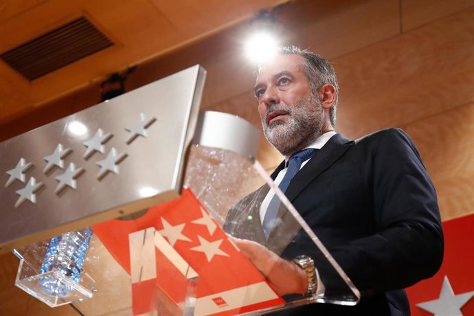 El consejero de Justicia, Interior y Víctimas, Enrique López, interviene en rueda de prensa en la Casa Real de Correos, en Madrid, (España), a 14 de octubre de 2020. Informarán de los acuerdos a los que han llegado tras una reunión con miembros del Cons