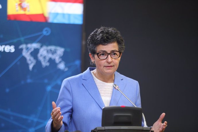 La ministra de Asuntos Exteriores, Unión Europea y Cooperación, Arancha González Laya, ofrece una rueda de prensa tras acoger la visita de su homólogo el ministro de Asuntos Exteriores luxemburgués, Jean Asselborn, en el Palacio de Viana, Madrid (España