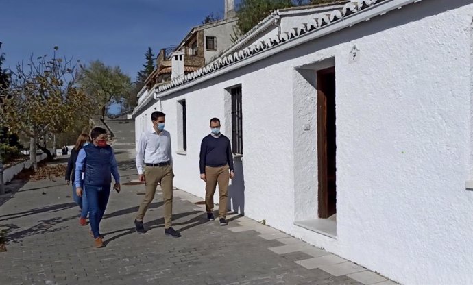 Visita del alcalde, Marino Aguilera, a las casas habilitadas para temporeros