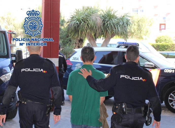 Nota De Prensa Y Fotografía: "La Policía Nacional Ha Detenido En Almería A Un Joven, Que Mostró Sus Genitales A Tres Menores En Un Parque Público"