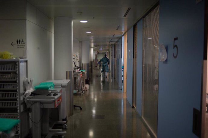 Un sanitario se mueve por uno de los pasillos de la Unidad de Cuidados Intensivos UCI- del Hospital de la Santa Creu i Sant Pau, integrado en la Red Hospitalaria de Utilización Pública de Catalunya, en Barcelona, a 6 de noviembre de 2020