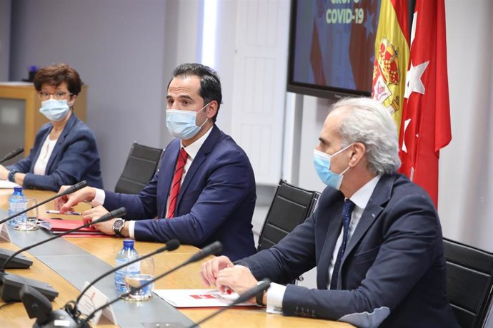 (I-D) La directora general de Salud Pública, Elena Andradas; el vicepresidente, consejero de Deportes, Transparencia y portavoz de la Comunidad de Madrid, Ignacio Aguado; y el consejero de Sanidad, Enrique Ruiz Escudero. Archivo.