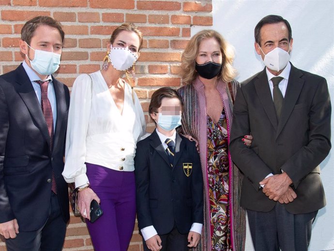 Amelia Bono posando con su marido, Manuel Martos, y sus padres, Ana Rodríguez y José Bono, el día de la comunión de su hijo Manu.