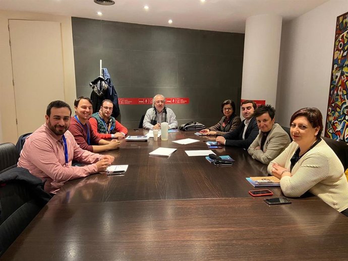 Alcuentru ente Iniciativa pol Asturianu y diputaos y senadores asturianos del PSOE.