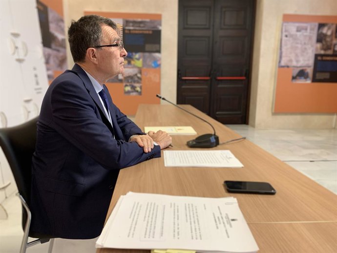 El alcalde participa en la jornada 'Cambio Climático y Transición Energética', organizada por La Verdad y moderada por el periodista Manuel Buitrago.