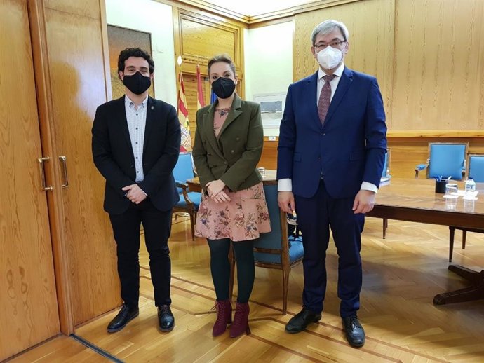 El alcalde de Bujaraloz, Darío Villagrasa; la consejera de Ciencia, Universidad y Sociedad del Conocimiento, Maru Díaz, y el director general  Ricardo Cantabrana