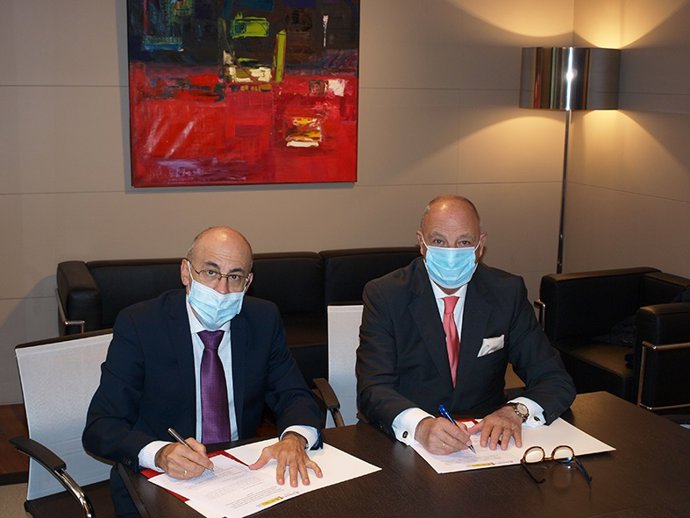 El director del Servicio Público de Empleo Estatal en Navarra, Luis María García Ortego, y el presidente de la Cámara Oficial de Comercio, Industria y Servicios de Navarra, Javier Taberna.