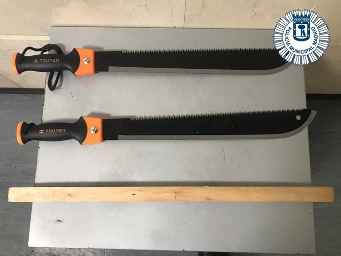 Cuatro detenidos por portar grandes machetes en una pelea entre 20 personas en Ciudad Lineal