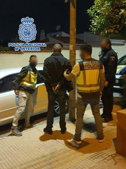 La Policía Nacional detiene a un fugitivo buscado por las autoridades inglesas por un delito contra las personas