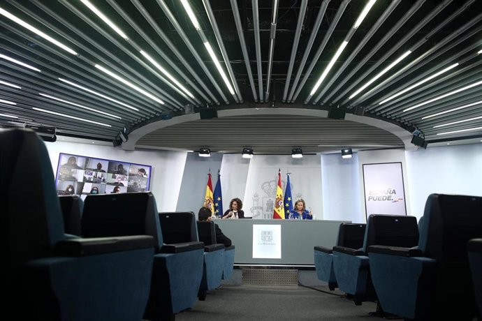 (I-D) La ministra Portavoz y de Hacienda, María Jesús Montero, y la vicepresidenta y ministra de Asuntos Económicos y Digitalización, Nadia Calviño, comparecen en rueda de prensa posterior al Consejo de ministros en Moncloa, Madrid (España), a 17 de nov