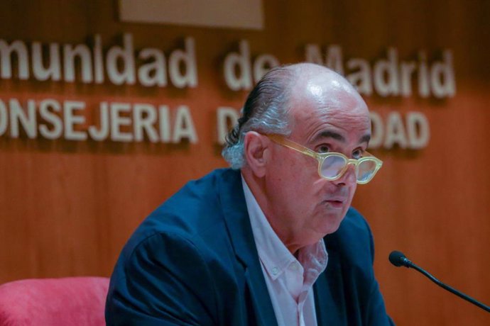 El viceconsejero de Salud Pública y Plan COVID-19 de la Comunidad de Madrid, Antonio Zapatero, interviene durante una rueda de prensa en la Consejería de Sanidad, en Madrid (España), a 13 de noviembre de 2020.