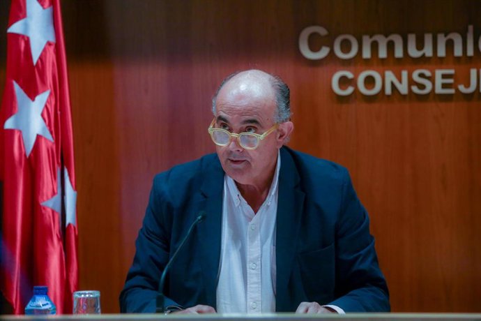 El viceconsejero de Salud Pública y Plan COVID-19 de la Comunidad de Madrid, Antonio Zapatero, interviene durante una rueda de prensa en la Consejería de Sanidad, en Madrid (España), a 13 de noviembre de 2020. 