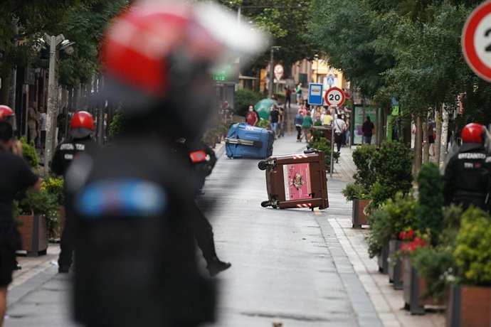 Agentes de la Ertzaintza se despliegan en una protesta en Barakaldo