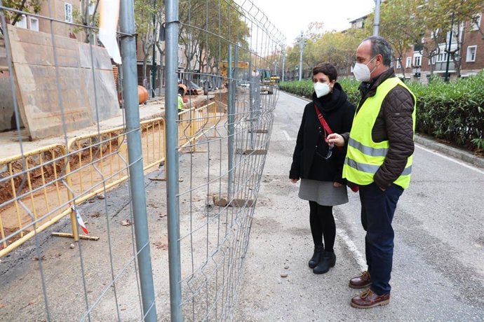 La concejal María Sánchez visita las obras de sustitución del colector de la margen izquierda en el paseo de Zorrilla.