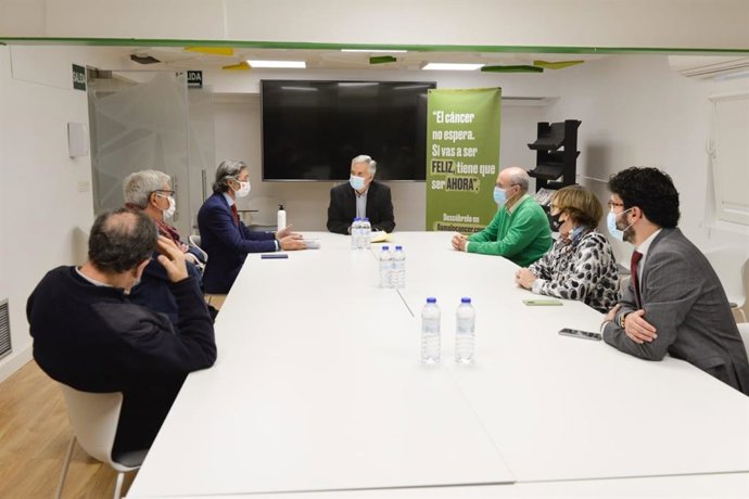 Reunión entre responsables del ECOVA y de la AECC de Valladolid.