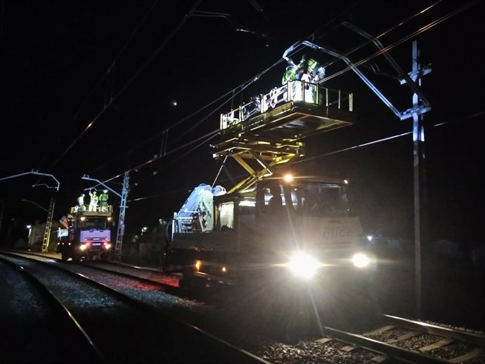 Obras de la catenaria en el tramo Reinosa-Corrales