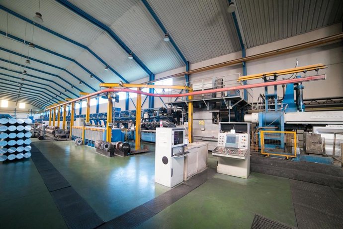 Interior de las instalaciones de la empresa Extrusión Toledo, innovadora en la fabricación de perfiles metálicos, que ha creado y patentado un modelo de separadores en restaurantes durante la pandemia de Covid-19, en Toledo