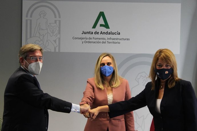 Autoridades tras el acuerdo de integración de los puertos de Huelva y Sevilla en la Red Logística Andaluza.