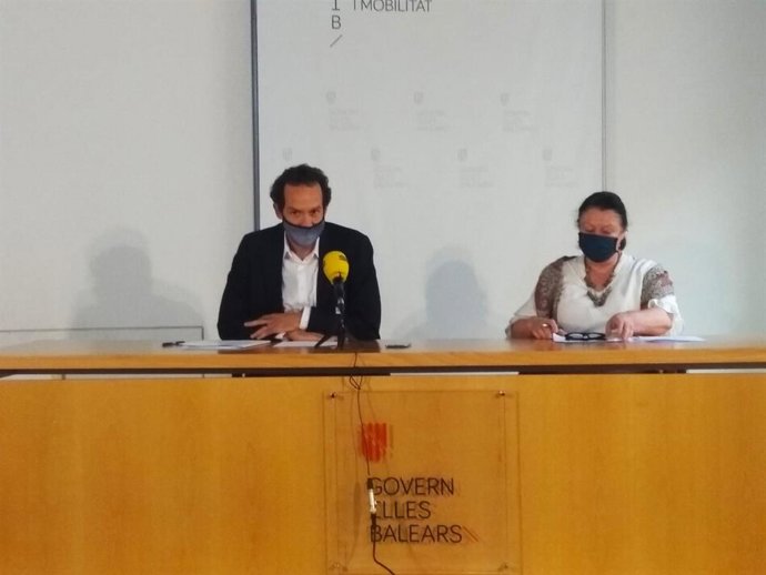 El conseller de Movilidad y Vivienda, Marc Pons, y la consellera de Agricultura, Pesca y Alimentación, Mae de la Concha, en rueda de prensa.
