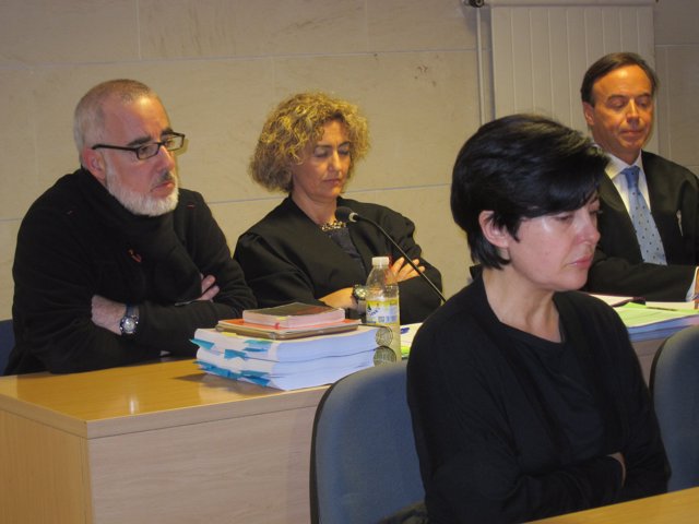 Alfonso Basterra (sentado detrás) y Rosario Porto (delante), durante el juicio por la muerte de Asunta