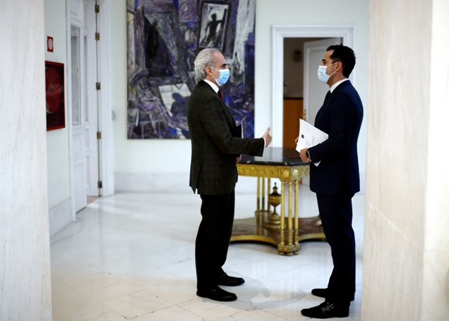 Enrique Ruiz Escudero habla con el vicepresidente, consejero de Deportes, Transparencia y portavoz de la Comunidad de Madrid, Ignacio Aguado, tras la rueda de prensa posterior a la reunión del Consejo de Gobierno
