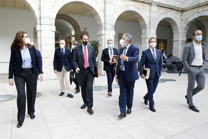 Gochicoa con los altos cargos de Obras Públicasy diputados regionales