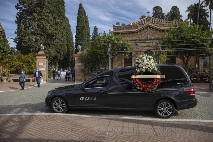 Un coche fúnebre aparcado en las inmediaciones del Cementerio de San Fernando, en Sevilla, Andalucía (España).