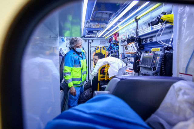 Una sanitario atiende a un paciente 