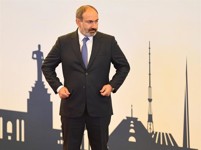 Nikol Pashinián antes de participar en una reunión en Ereván