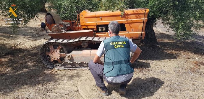 El tractor de cadenas recuperado por la Guardia Civil
