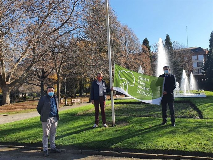 El concejal de Desarrollo Urbano, Luis Miguel García Copete, sostiene la Green Flag Award en el Parque de Quevedo de León.