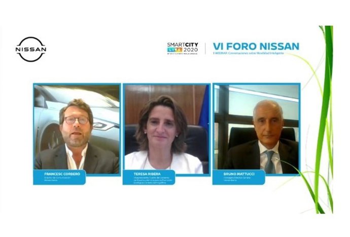 El director de Comunicación de Nissan, Francisco Corberó; la vicepresidenta cuarta del Gobierno y ministra para la Transición Ecológica, Teresa Ribera, y el consejero delegado de Nissan Iberia, Bruno Mattucci.