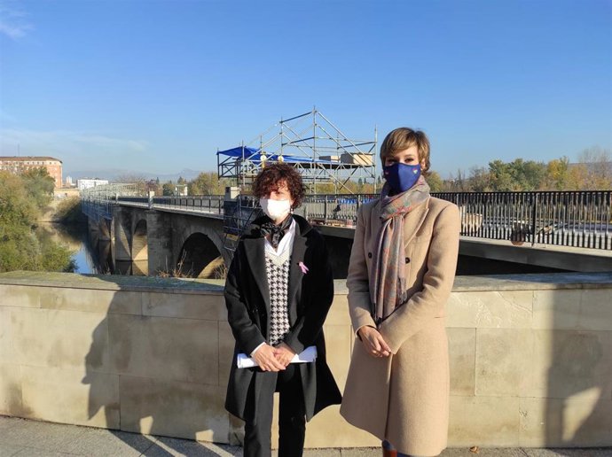 Las concejalas del Grupo Municipal Popular en el Consistorio logroñés, Celia Sanz y Penélope Ramírez,  en el puente de Piedra al que se han referido al igual que al puente Mantible en rueda de prensa