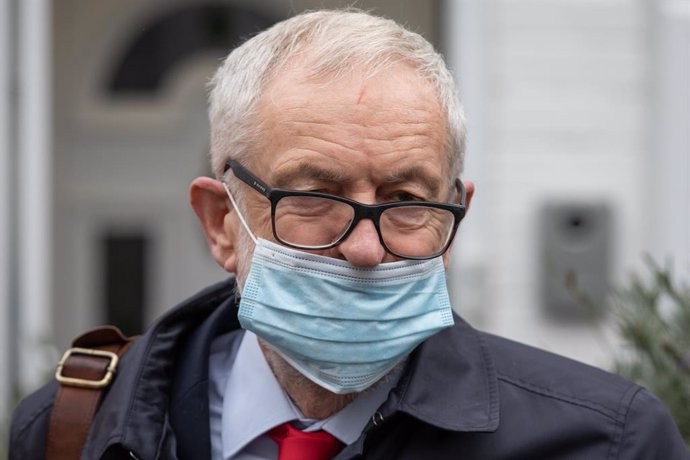 29 October 2020, England, London: Former UK Labour leader Jeremy Corbyn leaves his house in North London ahead of the release of an anti-Semitism report by the Equality and Human Rights Commission (EHRC). Photo: Aaron Chown/PA Wire/dpa