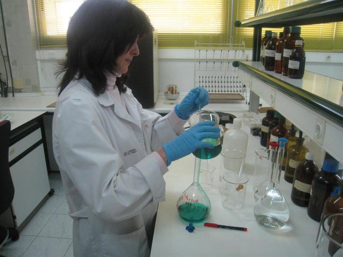 Foto de recurso de una química en un laboratorio.