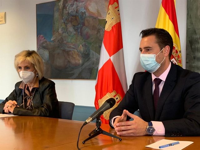 La consejera de Sanidad, Verónica Casado, y el alcalde Burgos, Daniel de la Rosa.