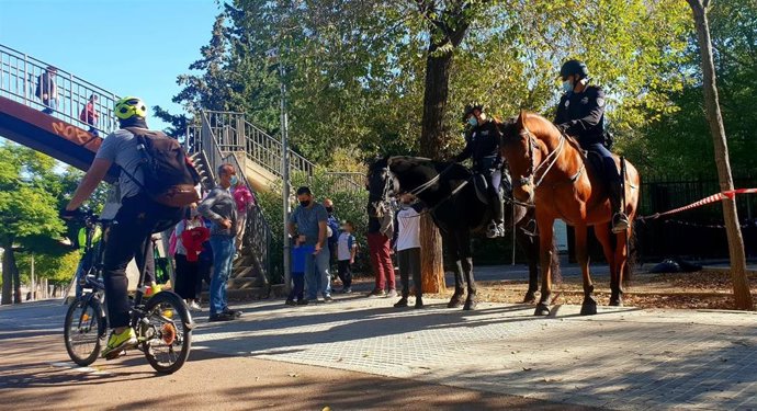 Los agentes a caballo despiertan gran curiosidad entre los escolares.